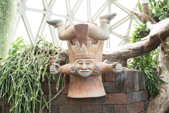 上海辰山植物园里的非洲木雕