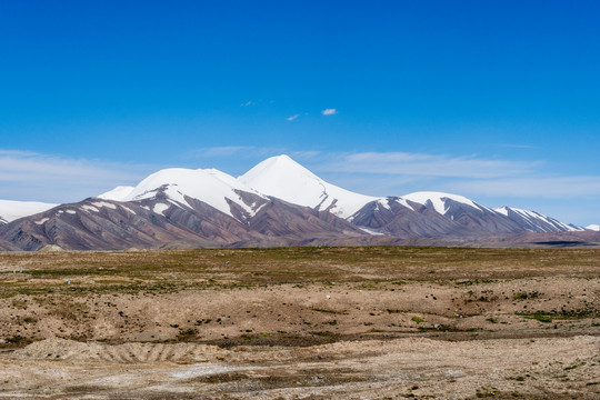 中国青海省昆仑山脉夏季雪山风光