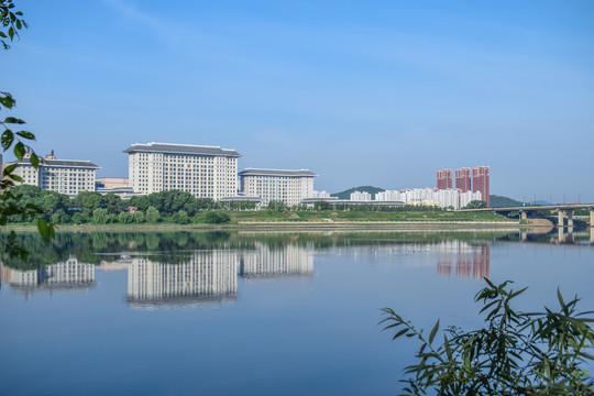 都市风光倒影