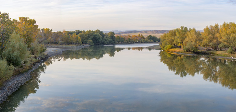 额尔齐斯河的秋天全景图