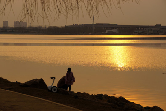 沈阳丁香湖黄昏夕阳下的湖面