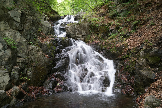 夏天山里瀑布的白色水流