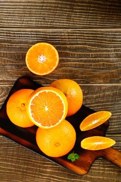 木板上放着一堆爱媛桔橙