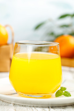 盘子里放着一杯橙子汁