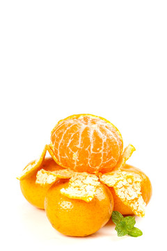 白底上放着一堆新鲜砂糖橘