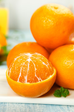 白石板上放着一堆果冻橙