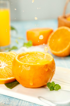 白石底上的果冻橙汁