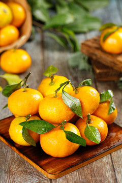 木板上一堆新鲜的砂糖橘