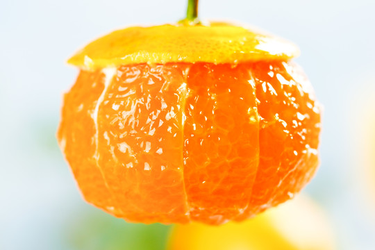 一个削皮的蜜橘