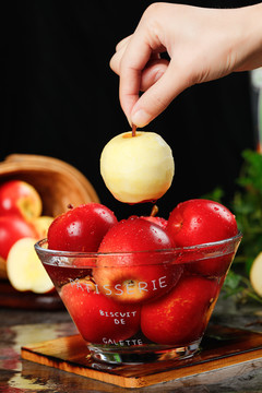 木板一碗樱桃小苹果