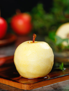 木底上一个削皮的苹果