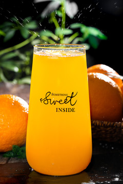 杯子里装着橙子榨的果汁
