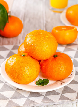 盘子里放着橘子