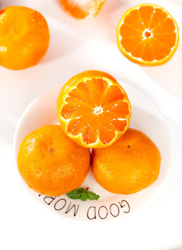 盘子里摆放着蜜橘