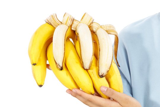 手里拿着一串香蕉