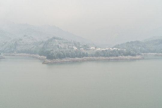 河流湖泊雪景