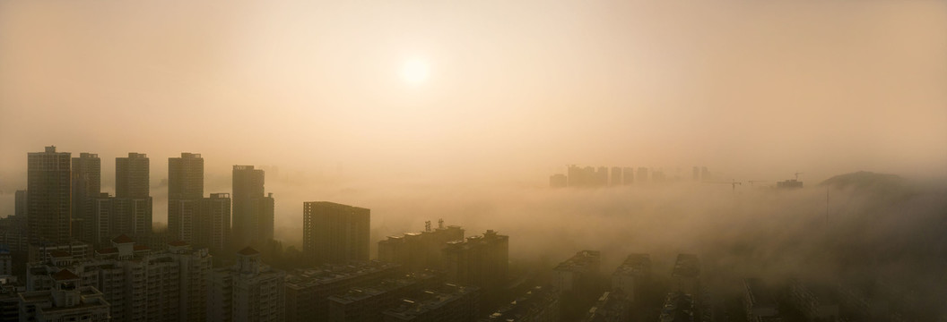 宽幅逆光雾中的城市