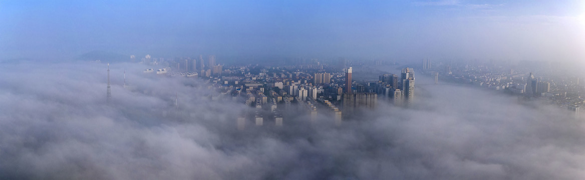 宽幅高清雾中城市全景大图