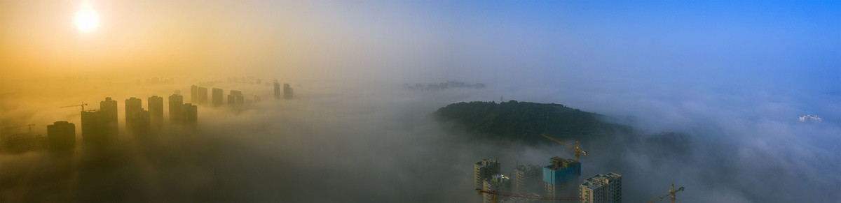 美丽的云中城市全景宽幅大图