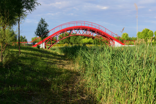 红色钢架桥