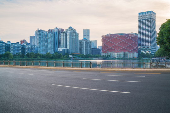 武汉城市建筑天际线和柏油马路