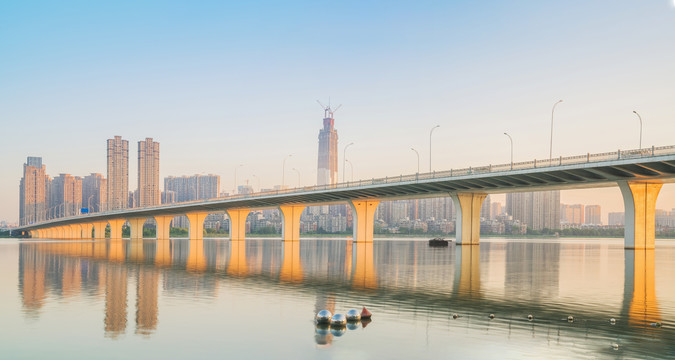 武汉城市天际线和沙湖大桥风光