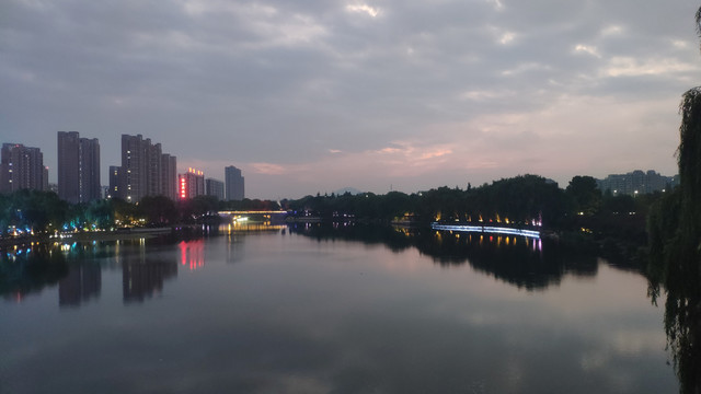 湖水夜景
