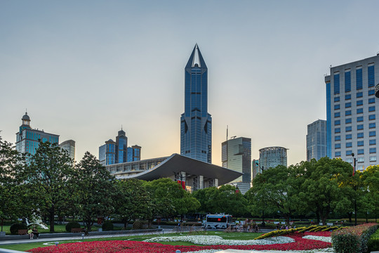 夕阳下上海大剧院与明天广场建筑