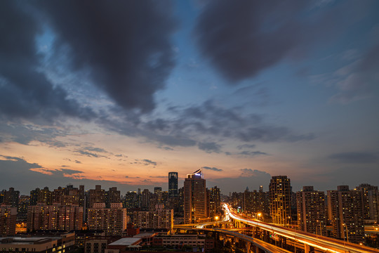 上海南北高架路梅雨季夕阳云层