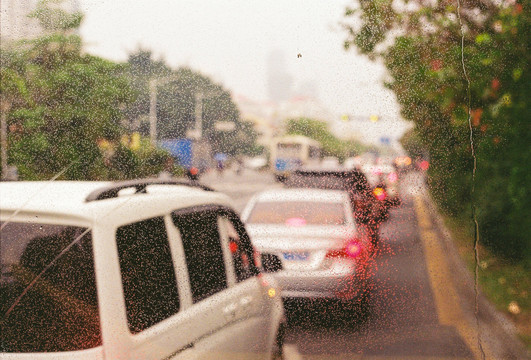 下雨天车窗上的雨滴