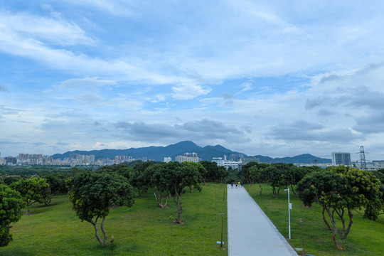 石岩湖湿地公园眺望深圳羊台山