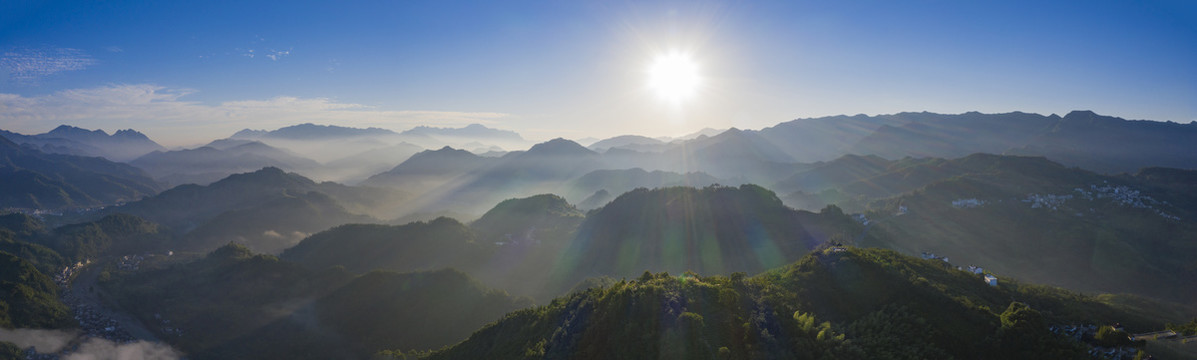 高山逆光晨雾