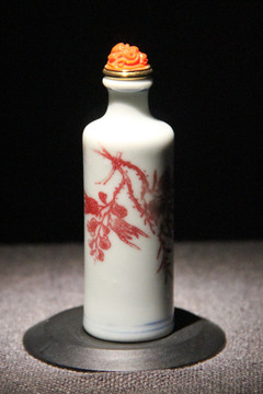 清中期雕瓷鼻烟壶