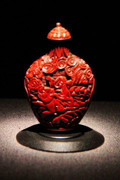 清中期雕漆人物葫芦鼻烟壶