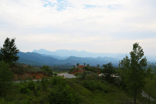 远山峻岭