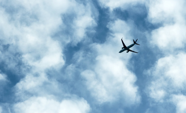 云朵前一架升空不久的民航客机