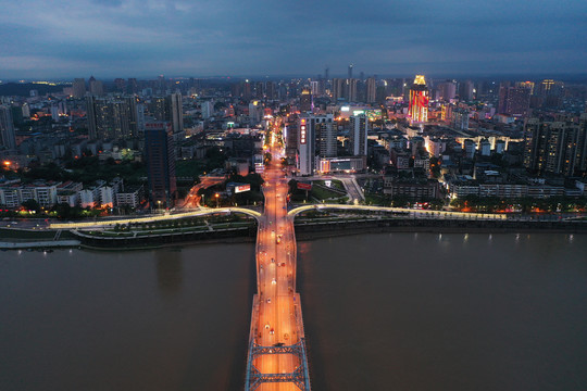 江西省吉安市吉安大桥桥头夜景