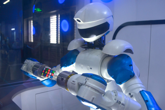四川科技馆展品玩魔方的机器人
