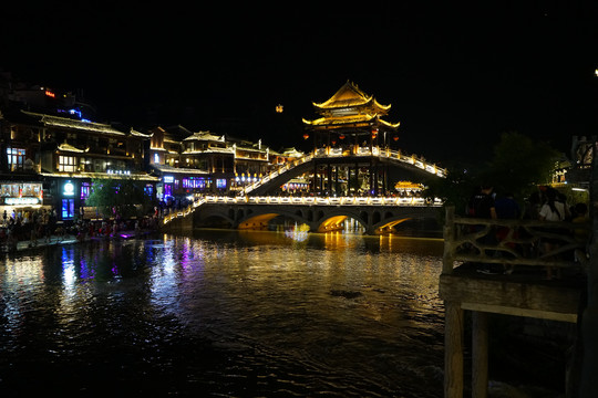 凤凰古城沱江上雪桥的夜景灯光