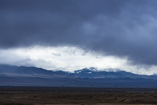 阴天雪峰