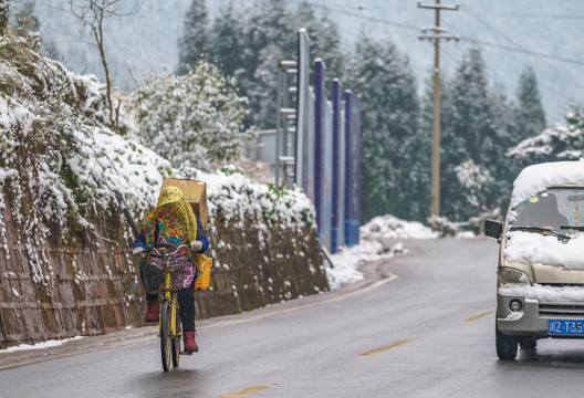 雪中骑车人