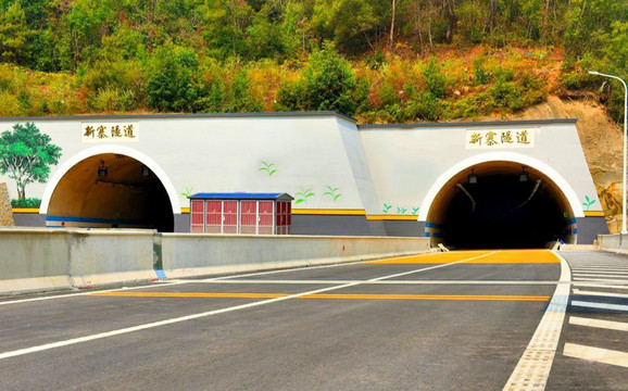 高速隧道口