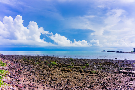 雷公岛珊瑚礁石海滩