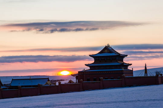 寺庙红墙冬季日落