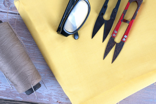 黄色布料和裁剪工具