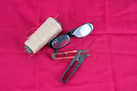 红色布料和裁剪工具