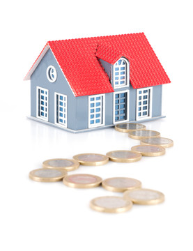 白背景上的小房子模型和欧元硬币
