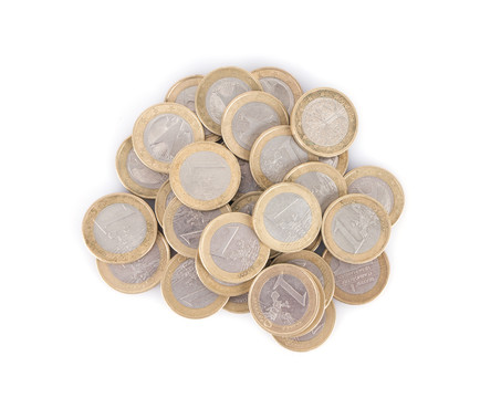 白背景上一堆欧元硬币