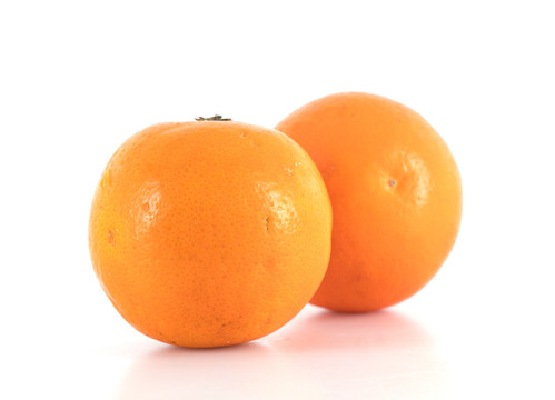白背景上的橙子