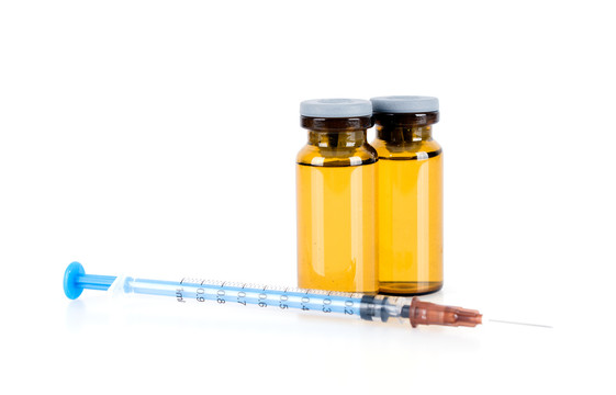 白背景上两瓶瓶装疫苗药品和针管